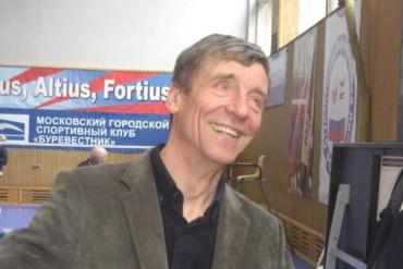 Улыбающийся мужчина в оливковом пиджаке в спортзале, за ним баннер МГСК «Буревестник» (фото: Александр Монастырев, badm.ru) Улыбающийся мужчина в оливковом пиджаке в спортзале, за ним баннер МГСК «Буревестник» (фото: Александр Монастырев, badm.ru)