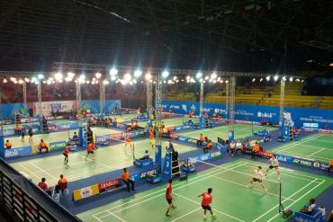 Зал чемпионата мира среди юниоров 2017 года: несколько кортов под прожекторами, игроки в красной и оранжевой форме, фото: Griff88, CC BY-SA 4.0 Зал чемпионата мира среди юниоров 2017 года: несколько кортов под прожекторами, игроки в красной и оранжевой форме, фото: Griff88, CC BY-SA 4.0