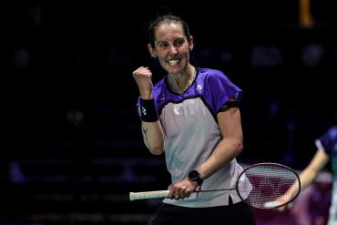 Спортсменка в форме Yonex празднует выигранное очко поднятым кулаком в первый игровой день Arctic Open 2026 в Вантаа (фото: BWF/Badmintonphoto — Yang Shaochen)