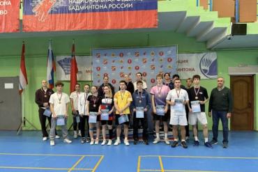 Групповое фото призёров «Октябрин» с медалями и дипломами на фоне баннера Национальной федерации бадминтона России (фото: НФБР, nfbr.ru)