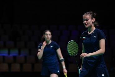 Бадминтонистки в тёмно-синей форме Yonex с флагом Болгарии на груди в паузе между розыгрышами парной встречи (фото: BWF/Badmintonphoto — Jnanesh Salian)