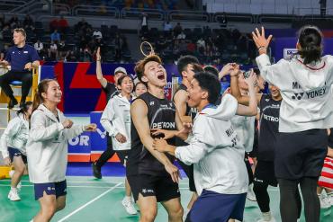 Юниоры Малайзии в чёрной форме Yonex ликуют на корте после победы над Индонезией в полуфинале Кубка Сухандинаты в Каире: крик, объятия, поднятая ракетка (фото: BWF/Badmintonphoto — Raphael Sachetat) Юниоры Малайзии в чёрной форме Yonex ликуют на корте после победы над Индонезией в полуфинале Кубка Сухандинаты в Каире: крик, объятия, поднятая ракетка (фото: BWF/Badmintonphoto — Raphael Sachetat)