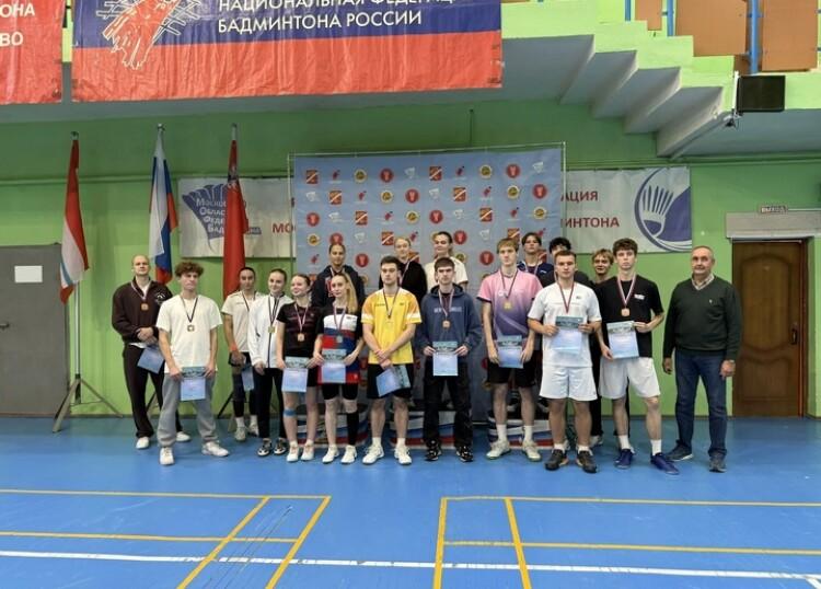 Групповое фото призёров «Октябрин» с медалями и дипломами на фоне баннера Национальной федерации бадминтона России (фото: НФБР, nfbr.ru)