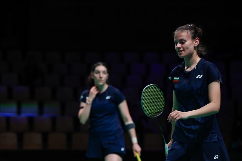 Бадминтонистки в тёмно-синей форме Yonex с флагом Болгарии на груди в паузе между розыгрышами парной встречи (фото: BWF/Badmintonphoto — Jnanesh Salian)