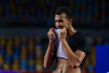 Мади Соу целует ворот игровой футболки на корте после матча (фото: Badmintonphoto)