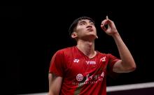 Виктор Лай в красной форме Yonex с кленовым листом Канады смотрит вверх, подняв указательный палец. Фото: BWF/Badmintonphoto