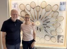 Хельга и Роланд Майвальд у витрины «Schläger im Wandel der Zeit» в Badminton Museum Bonn