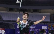 Риян Мальхан выполняет удар слева над головой у синих бортов World Junior Championships, трибуны арены на заднем плане (фото: BWF/Badmintonphoto — Paul Foxall)