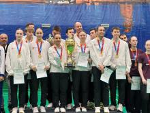 Команда-чемпион в белых клубных куртках с золотыми медалями поднимает главный кубок турнира (фото: НФБР, badm.ru)